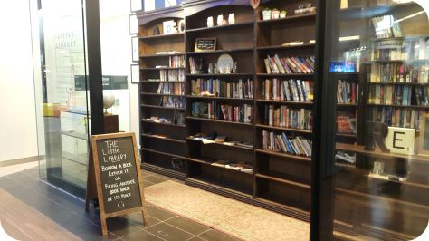 Cosas que uno encuentra en un mall en Australia, biblioteca gratis. Y funciona!